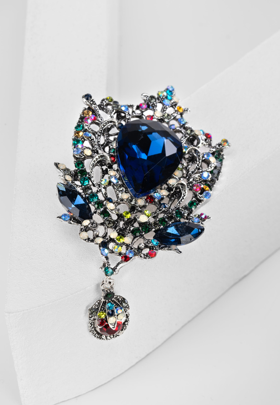 Broszka z kolorowymi cyrkoniami