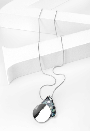 Naszyjnik z w kolorze srebrnym z zawieszką z masy perłowej