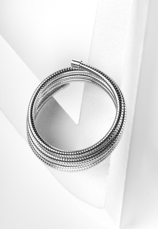 Bransoletka typu żmijka w srebrnym kolorze
