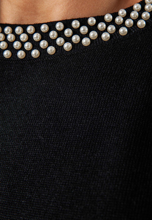 Czarny sweter ozdobiony perełkami