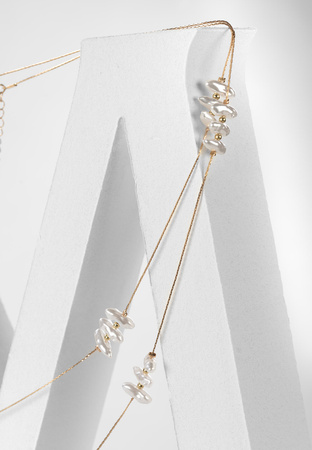 Komplet łańcuszków w kolorze złotym zdobiony perłowymi kamykami