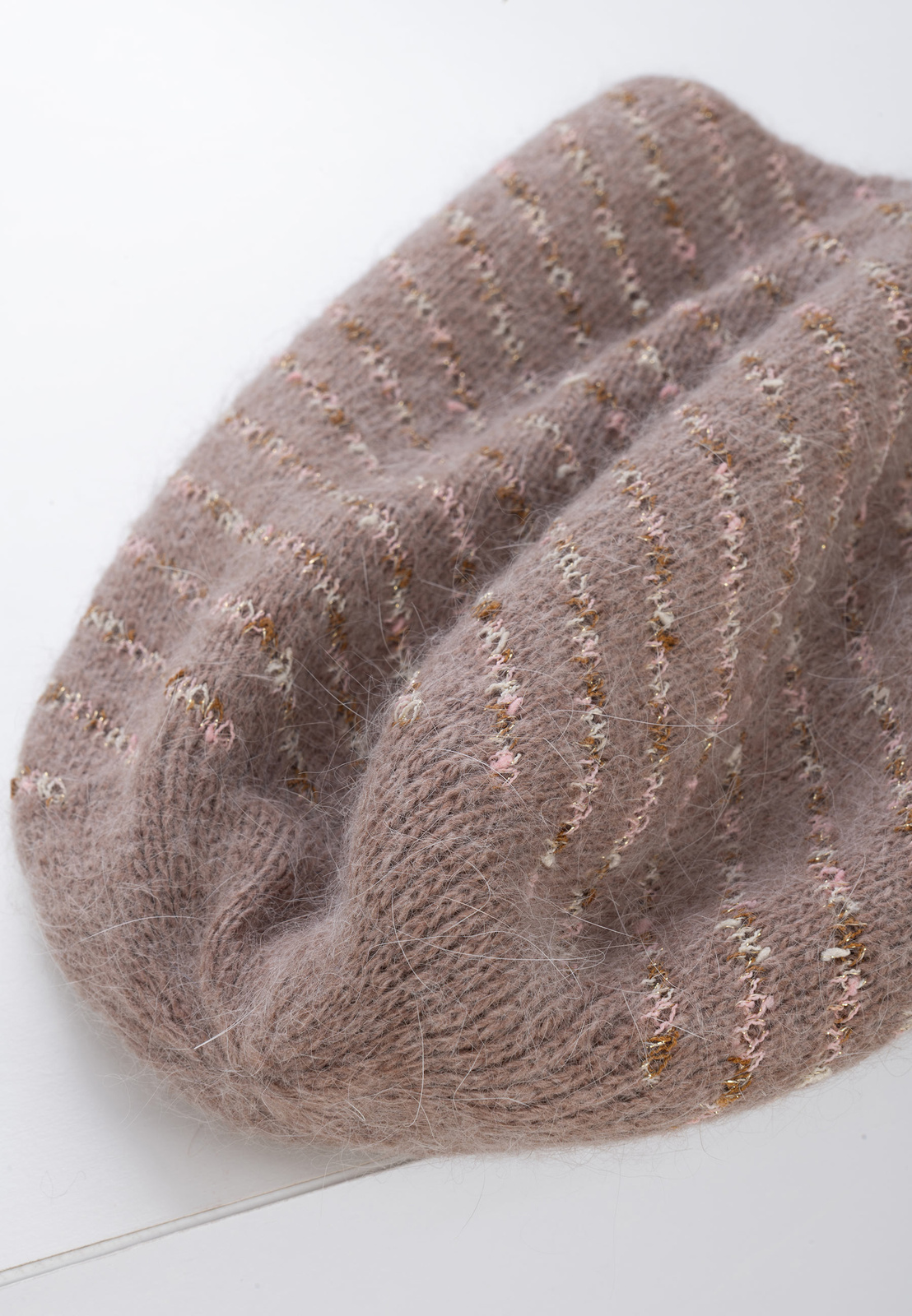 Brązowa czapka z przeplataną nitką