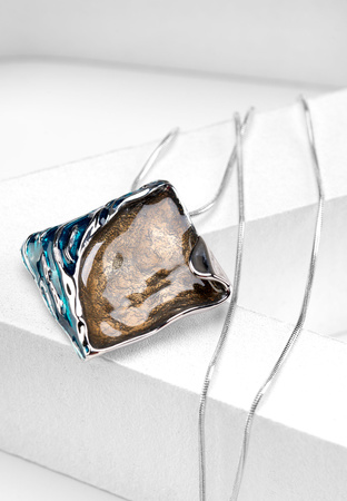 Długi naszyjnik z oryginalną zawieszką