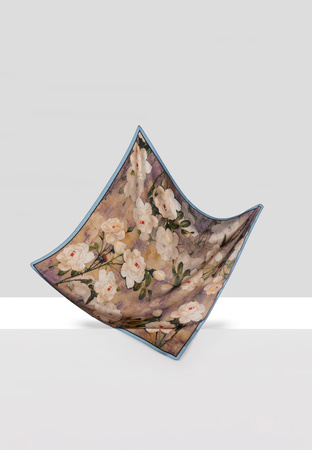 Jedwabna apaszka w beżowe róże