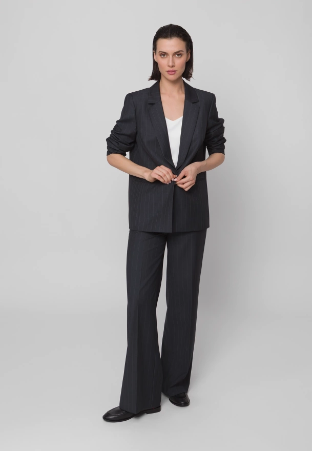 Długi żakiet w prążek na jeden guzik