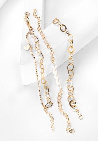 Komplet trzech bransoletek w złotym kolorze