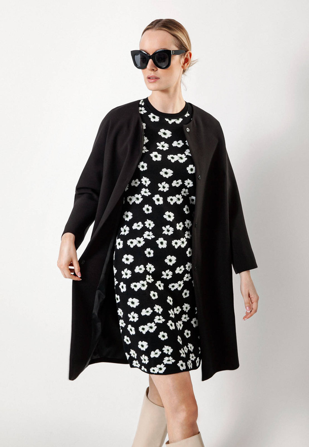 Czarny płaszcz bez kołnierzyka