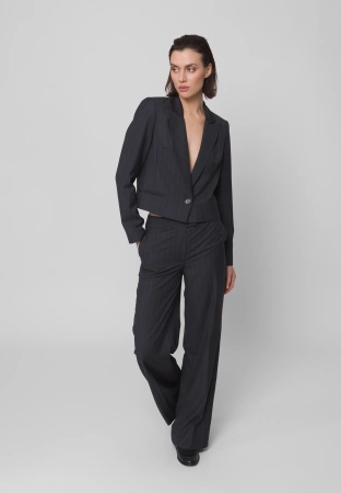 Krótki żakiet w prążek na jeden guzik