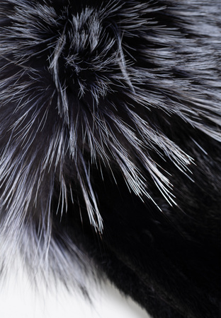 Elegancka czarna czapka z naturalnym futrem