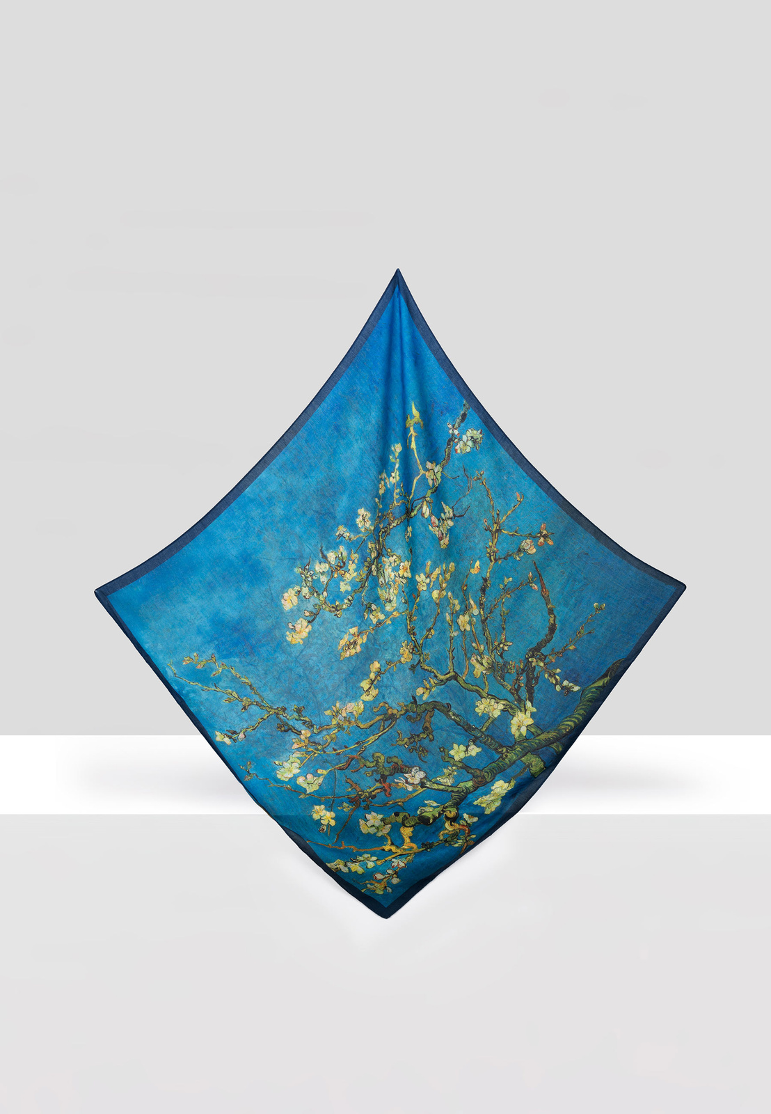 Wiskozowa dwustronna apaszka z motywem drzewa