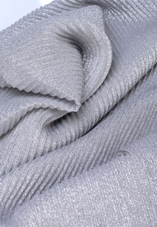 Szary kreszowany szal