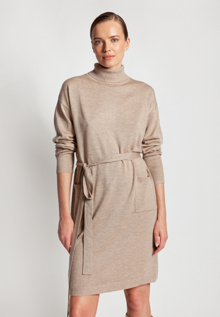 Beżowa dzianinowa sukienka z paskiem