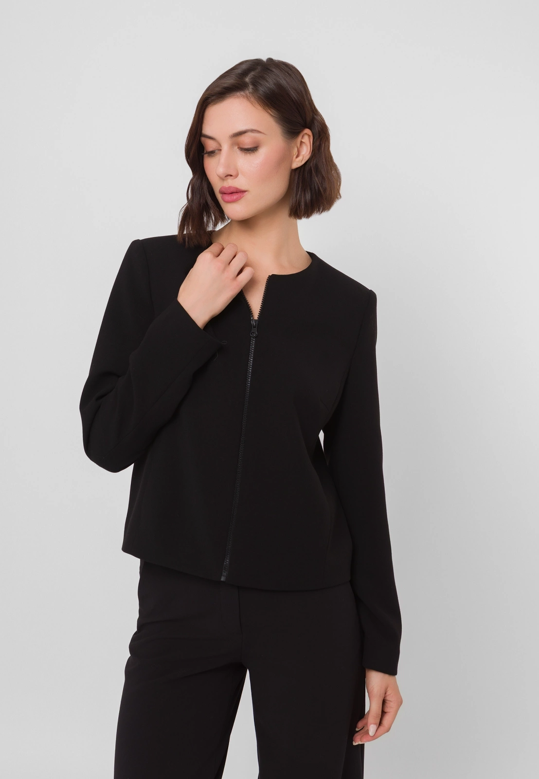 Krótki żakiet zapinany na suwak