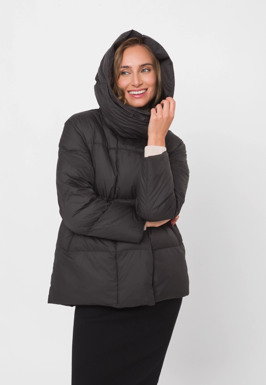 Czarna pikowana kurtka z kapturem