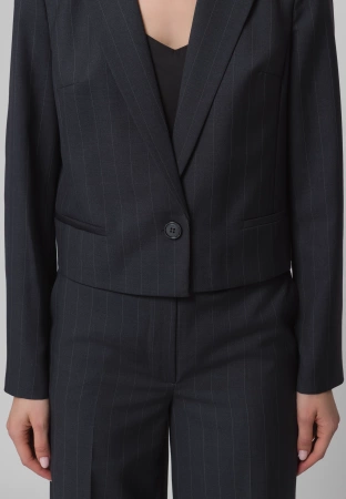 Krótki żakiet w prążek na jeden guzik