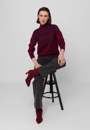 Bordowy sweter w norweski wzór