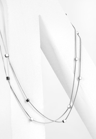 Delikatny naszyjnik z kwadratowymi koralikami