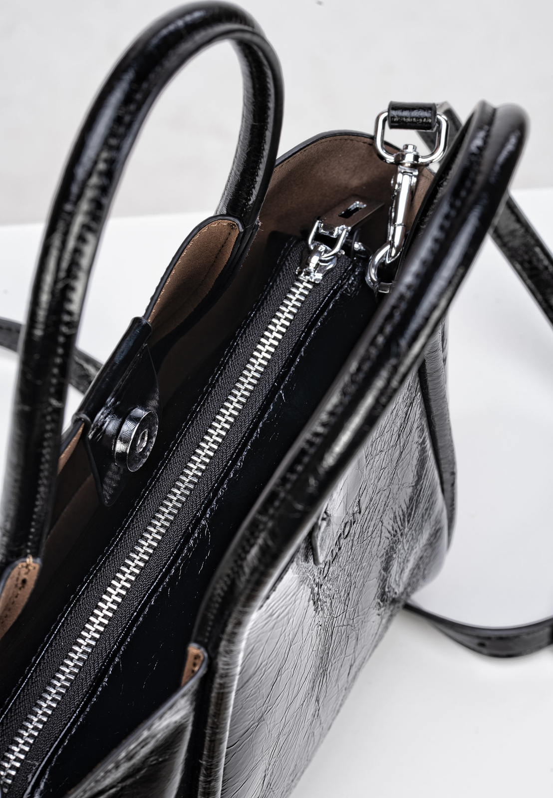 Czarna lakierowana torebka z saszetką