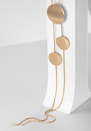 Naszyjnik w kolorze złotym z okrągłymi blaszkami