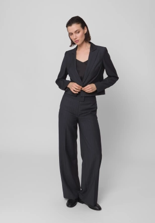 Krótki żakiet w prążek na jeden guzik