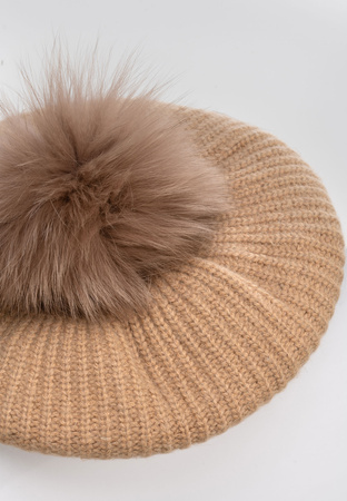 Camelowy beret z naturalnym pomponem