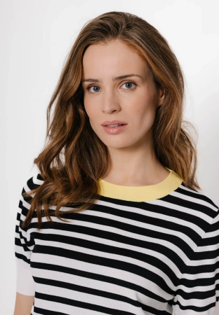Dzianinowa bluzka w czarno-białe paski z żółtą lamówką