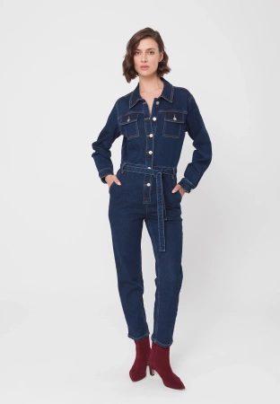 Granatowy jeansowy kombinezon wiązany w pasie