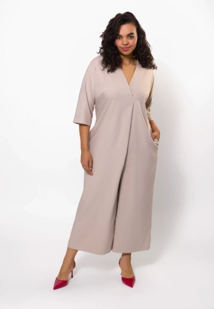 Beżowy kombinezon z asymetrycznym przodem o luźnej formie