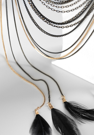 Kaskadowy naszyjnik z piórami