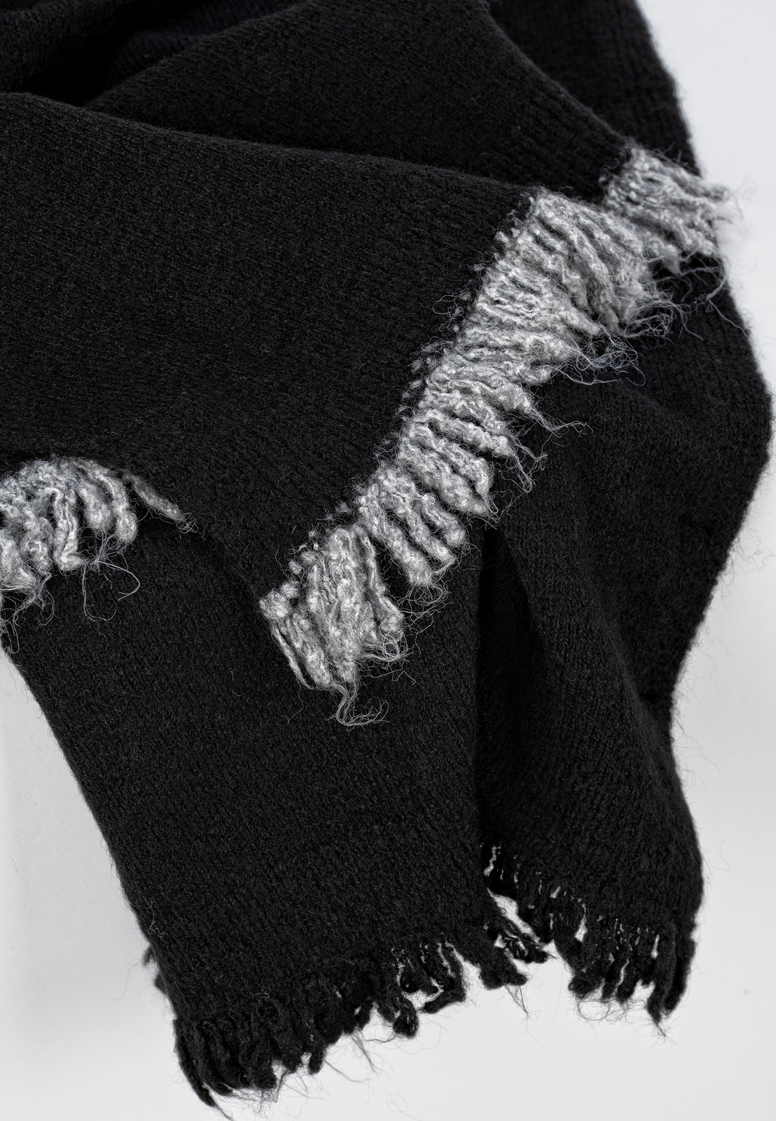 Czarny szal z wełną