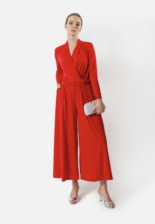 Czerwony kombinezon z lejącej tkaniny