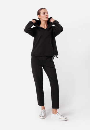 Czarna bluza z kapturem ze srebrnym wiązaniem
