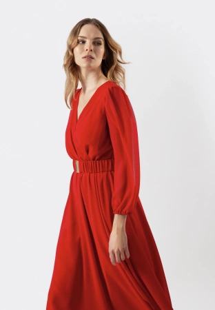 Czerwona sukienka z kopertowym dekoltem