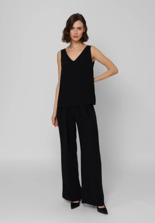 Czarna bluzka na szerokich ramiączkach