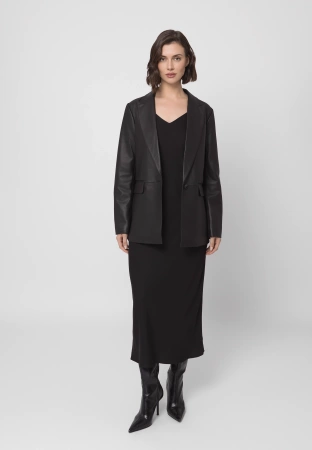 Satynowa sukienka na cienkich ramiączkach