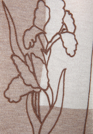 Beżowa dzianinowa bluzka z haftem