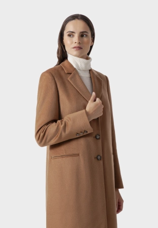Płaszcz dyplomatka w camelowym kolorze