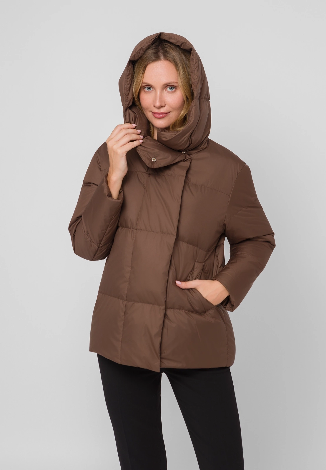 Brązowa pikowana kurtka z kapturem