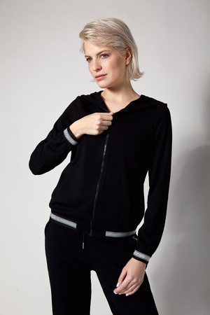 Czarna bluza z kapturem