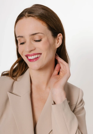 Długi dwurzędowy żakiet w beżowym kolorze