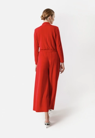 Czerwony kombinezon z lejącej tkaniny