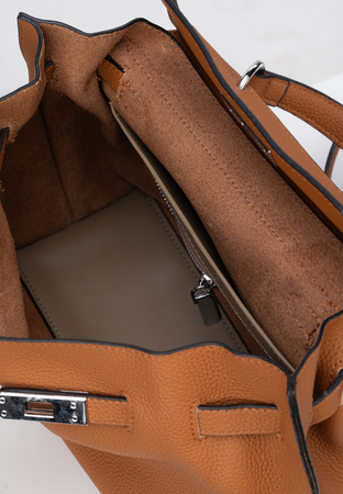 Camelowa torebka z oryginalnym zapięciem