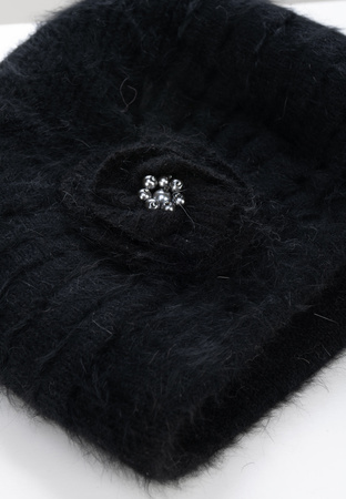 Czarna czapka z ozdobnym kwiatem