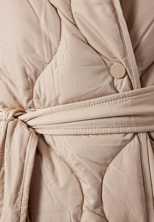 Beżowy pikowany płaszcz z lekkim ociepleniem
