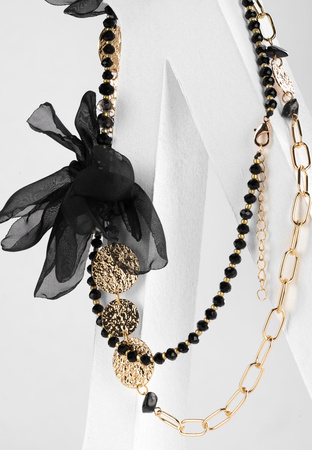 Długi naszyjnik z tiulowymi czarnymi kwiatami