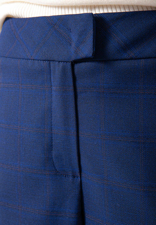 Proste granatowe spodnie w delikatną kratkę