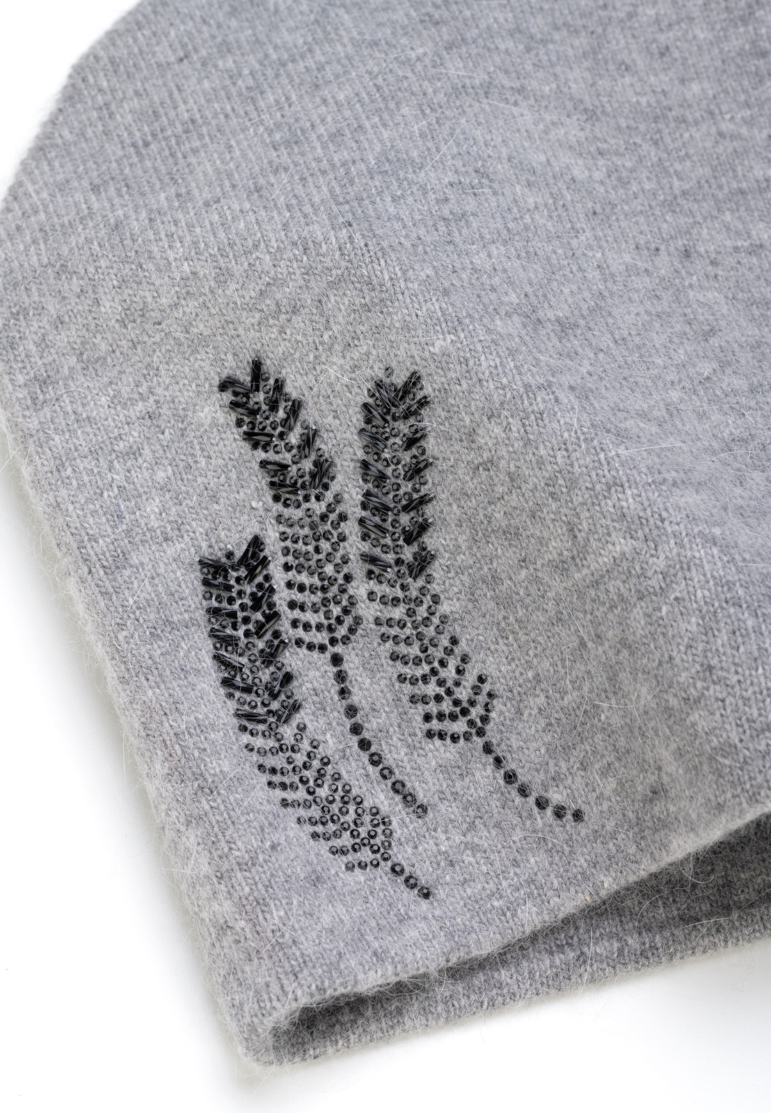 Szara czapka zdobiona cyrkoniami ułożonymi we wzór trzech kłosów