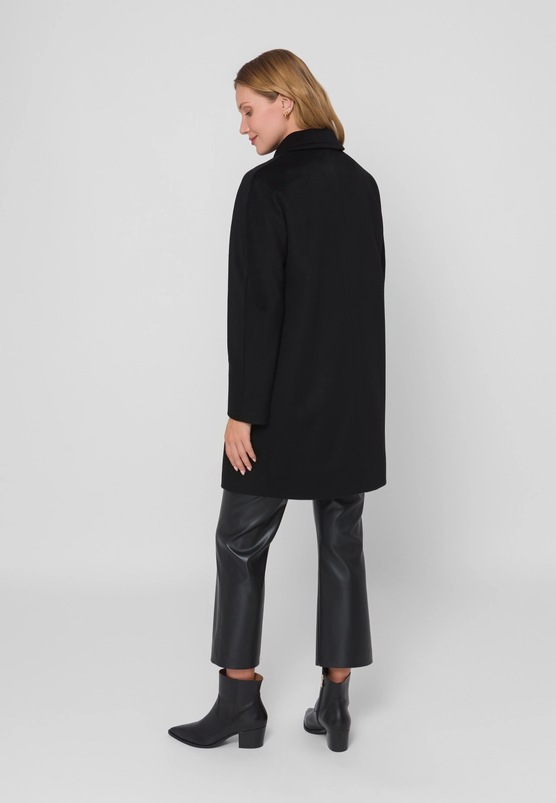 Czarny wełniany płaszcz z kołnierzykiem