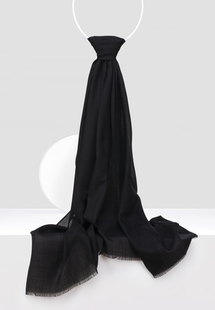 Cienki wełniany szal w kolorze czarnym