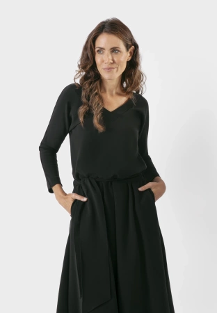 Czarna sukienka wiązana w pasie